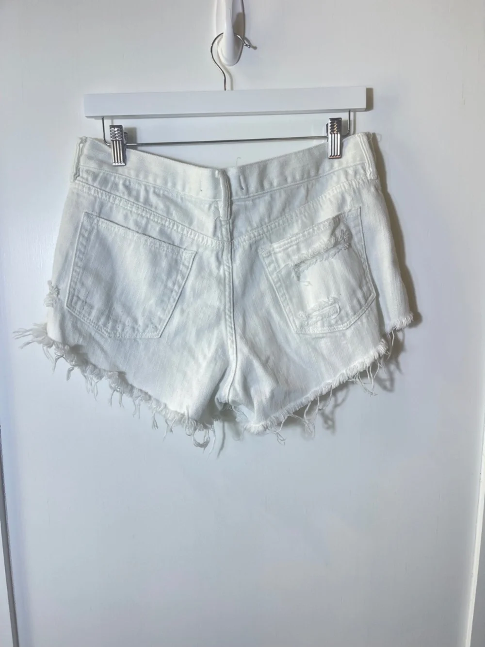 FP We The Free Loving Good Vibrations White Denim Cut Off Distressed Short Sz 28